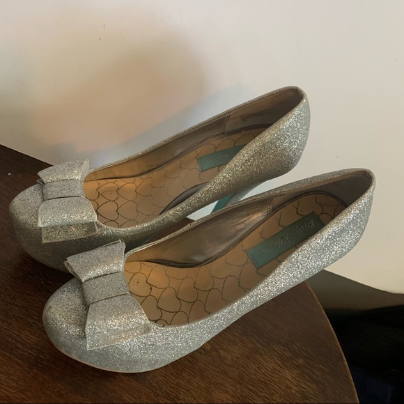 Betsey Johnson High Heels - GALA Silver Sparkle Glitter Pumps Shoes Size 7 - Picture 2 of 7